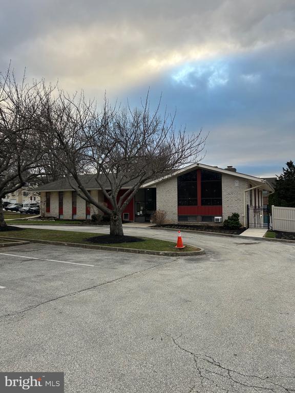 Building Photo - 3223 Valley Dr