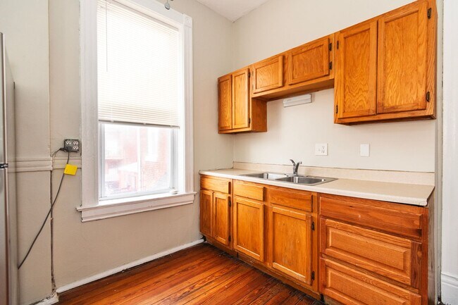 Building Photo - 1935 Utah St