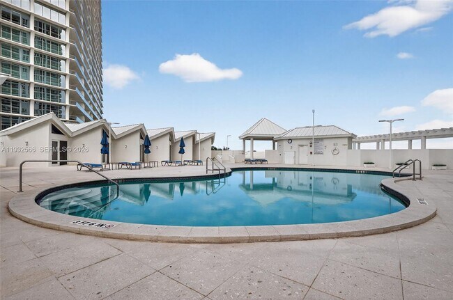 Building Photo - 16711 Collins Ave