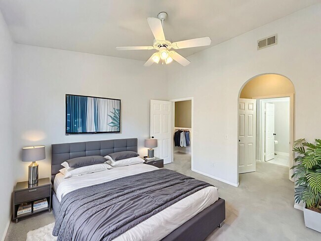 Building Photo - Beautiful 3BD/2.5BA W/ Attached Garage and In-Unit Laundry in Pacific Beach!