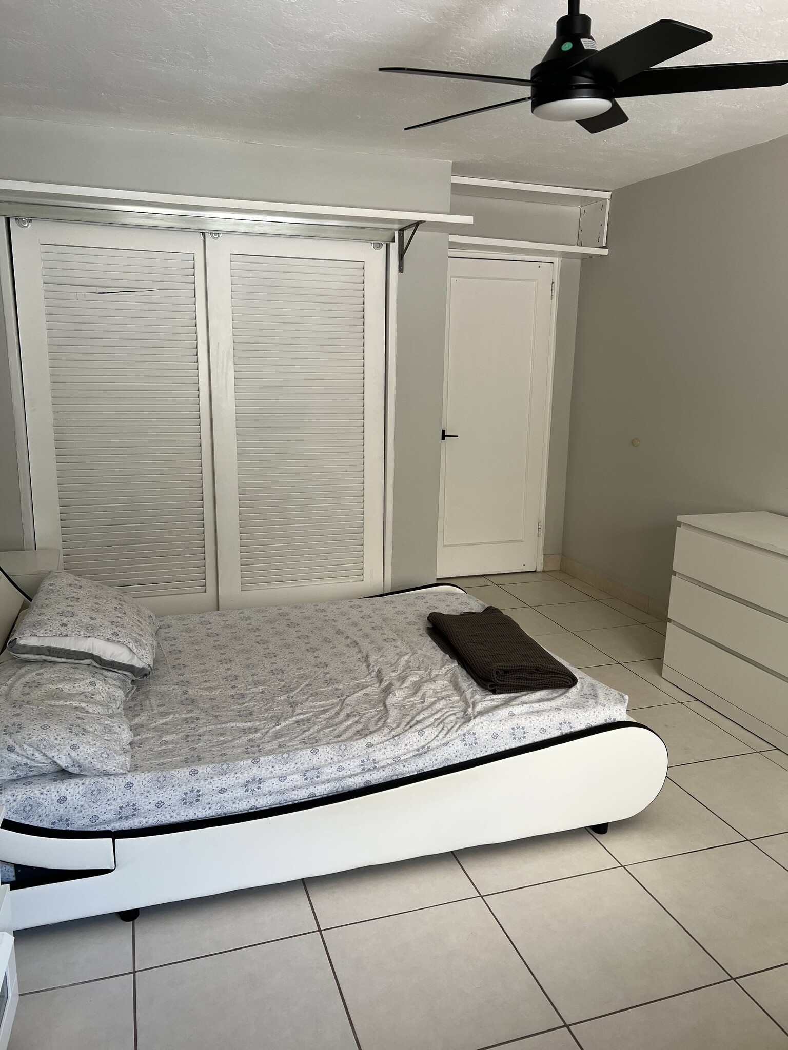 Large bedroom - 1301 NE 6th St