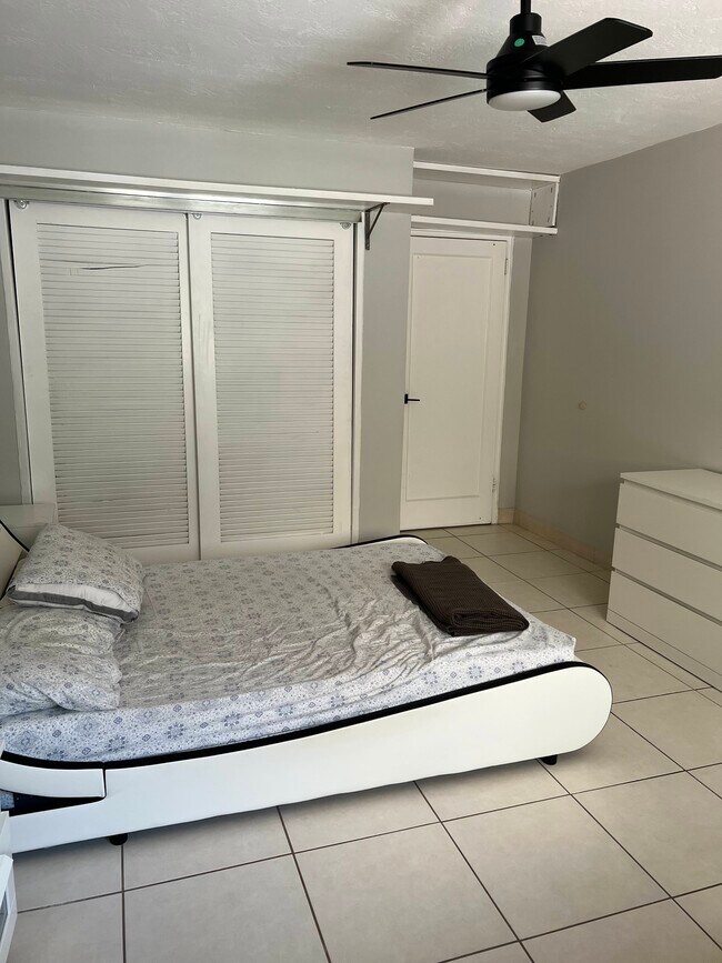 Large bedroom - 1301 NE 6th St