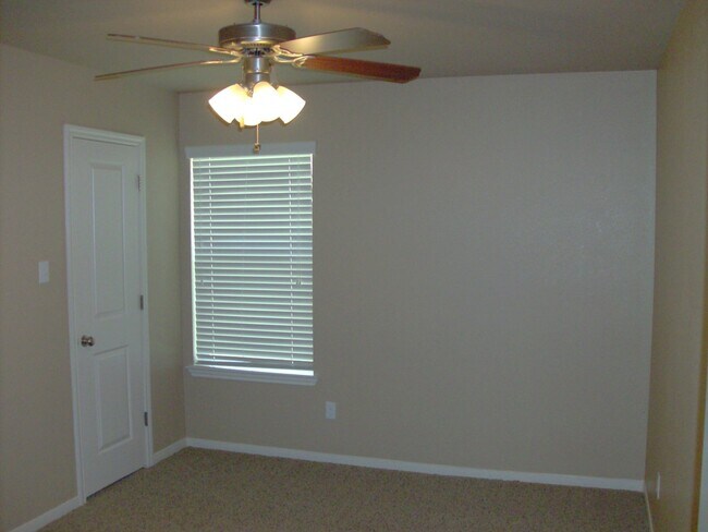 Building Photo - Beautiful 3 bed/2 bath Duplex off of Bunny Trail