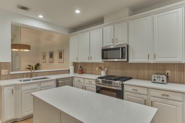 Building Photo - 27 Medley Ln