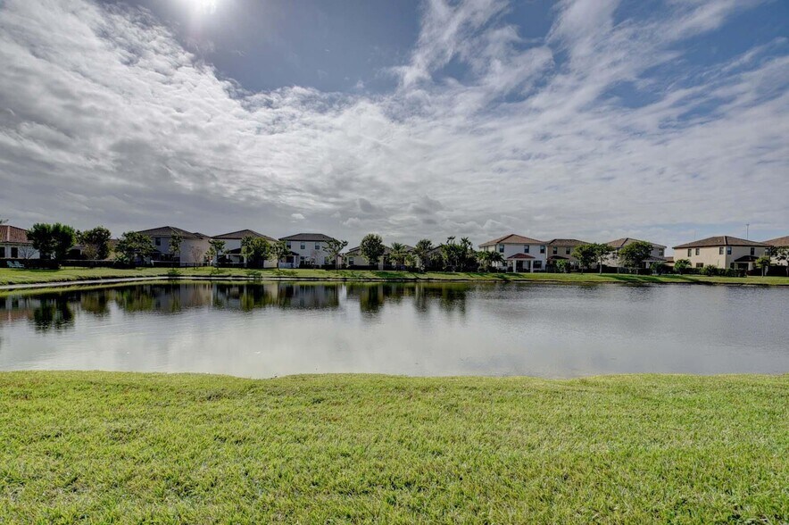 Building Photo - 8834 Willow Cove Ln