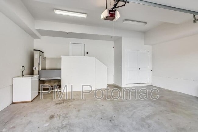 Building Photo - 10821 Symphony Park Dr