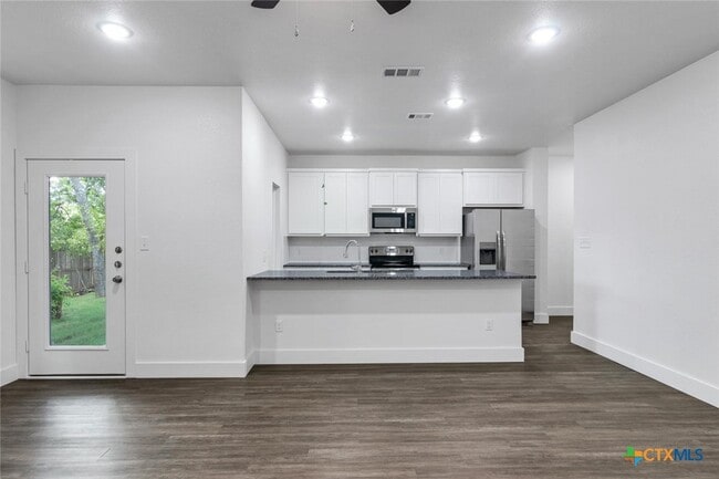 Building Photo - 1904 Royal Loop