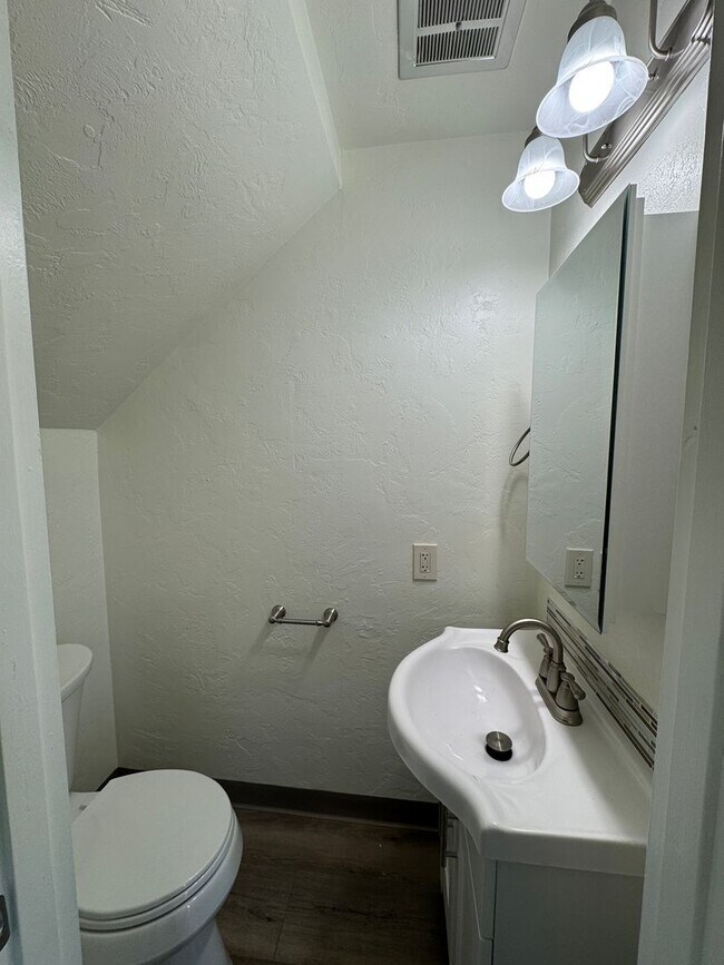 Building Photo - Updated 2 bedroom 1.5 bathroom duplex!