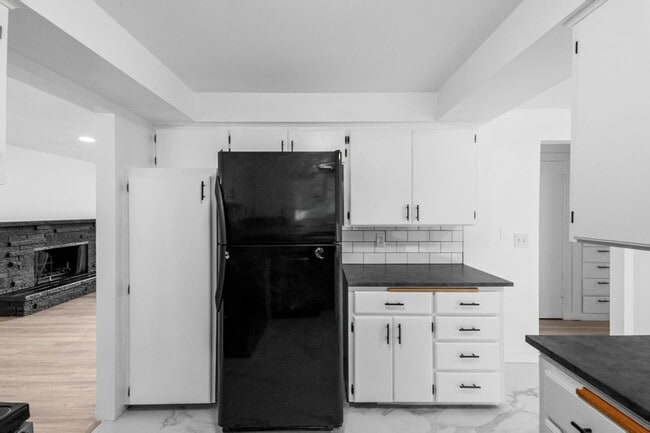 Building Photo - Beautiful South Valley Home! Available Now!