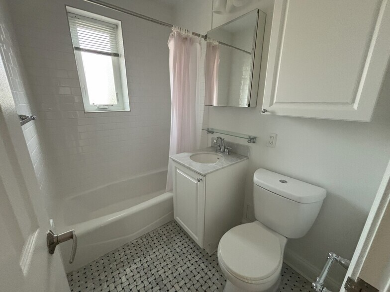 Building Photo - 105 Longwood Ave