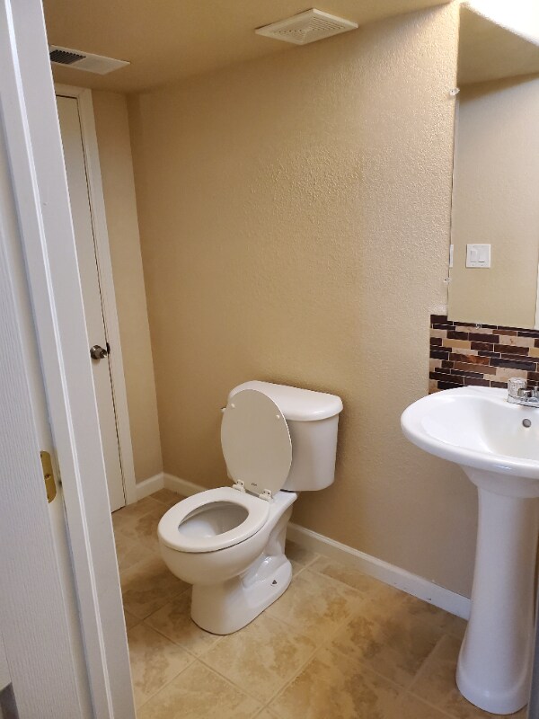 Building Photo - 2532 Iowa Dr