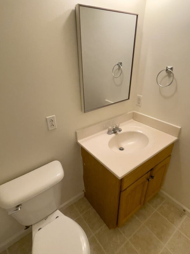 Building Photo - 3BR/ 2.5 Bath Modern Townhouse