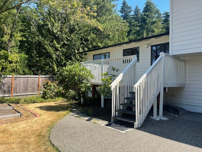 Building Photo - Charming 3bd split level