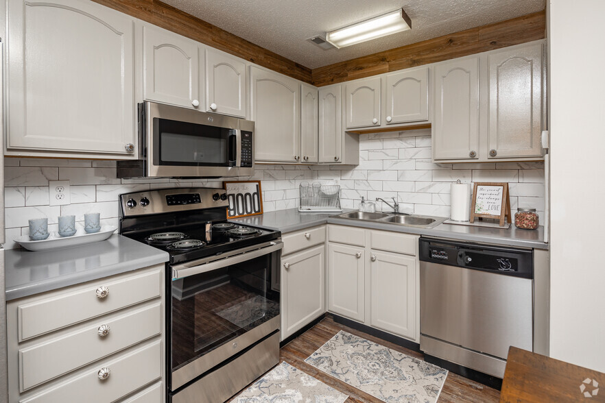 2BR, 1BA - 750SF - Kitchen - Admiral Place Apartments