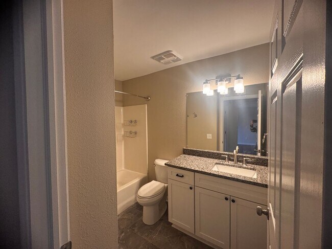 Building Photo - 14208 Pinehurst Ln