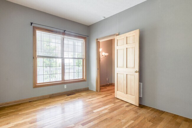 Building Photo - 5 to 8 Bedrooms. Pet Friendly.