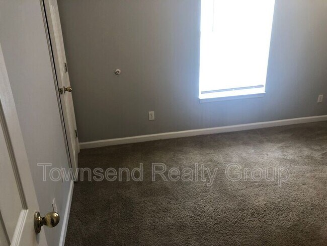 Building Photo - 1930 Gion St