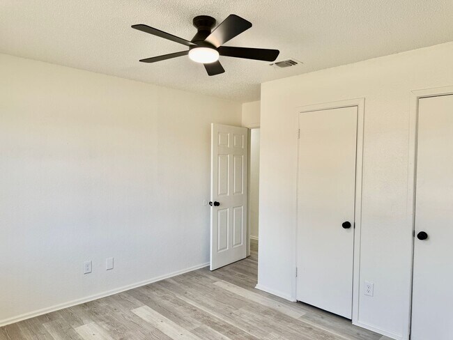 Building Photo - Updated 3/1.5 with Bonus Room in North by Northwest!