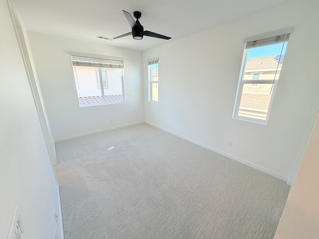 Building Photo - Beautifully upgraded home in the desirable Le Campanile Community