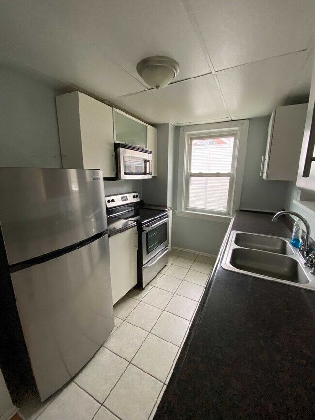 Building Photo - Awesome building in a super convenient neighborhood!