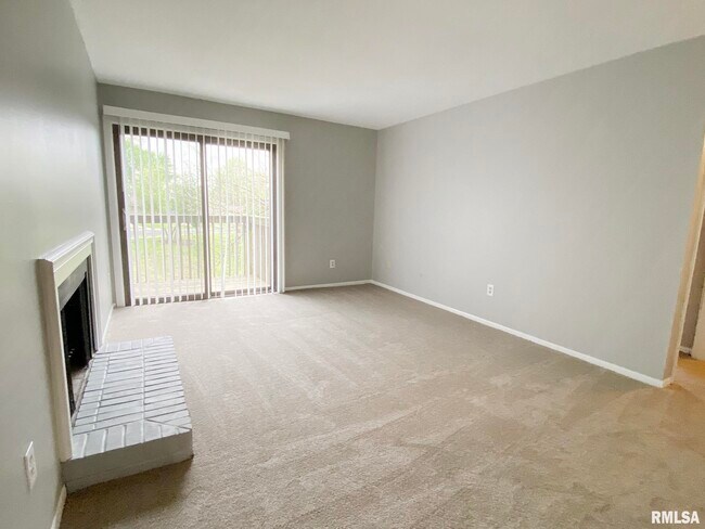 Building Photo - 5905 W Ridgecrest Dr