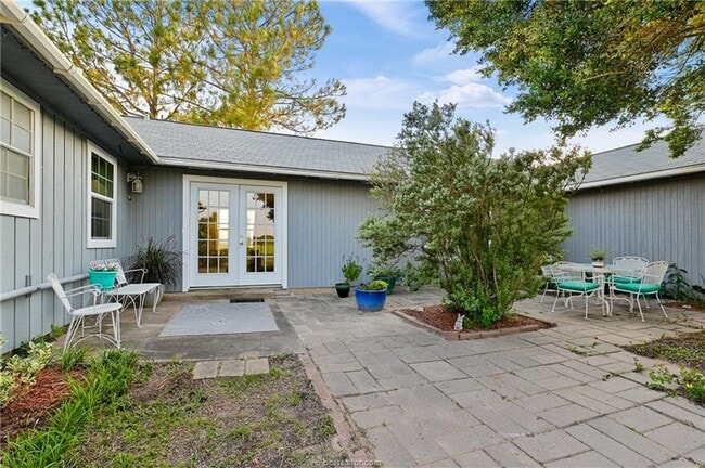 Building Photo - 7 acres with 5 bed, 3 bath less than 25 minutes from town!