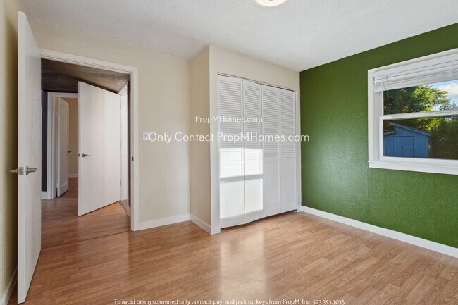 Building Photo - Two Bedroom, Single Level with an Entry Ramp - Large Fenced Yard!