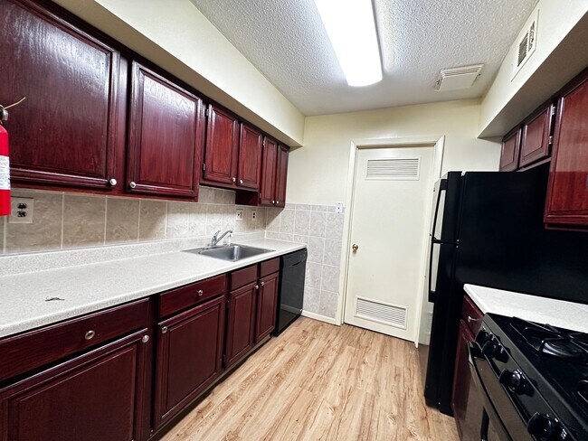 Building Photo - 2 Wynwood Dr