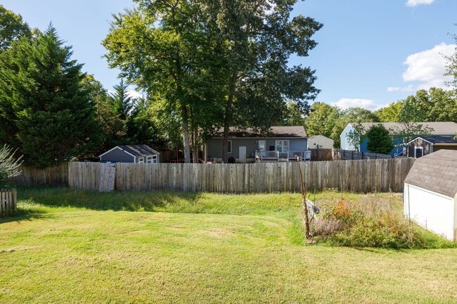 Building Photo - Recently Renovated 3 Bedroom Home in North...