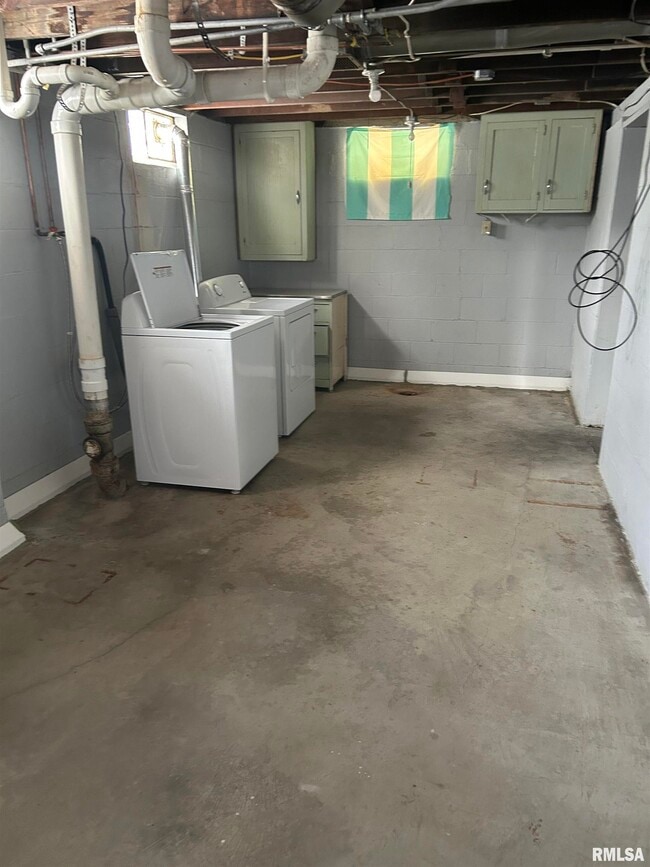 Building Photo - 405 Keller St