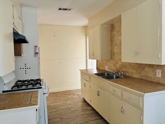 Building Photo - 4661 Londonderry Dr