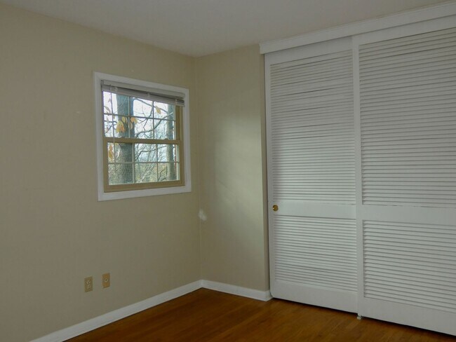 Building Photo - Two Bedroom Apartment - Great North Asheville Location!