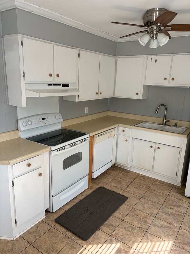 Building Photo - FENCED IN YARD AND LARGE DETACHED TWO CAR GARAGE LOCATED IN THE DESIRED TRAVELERS REST!!!