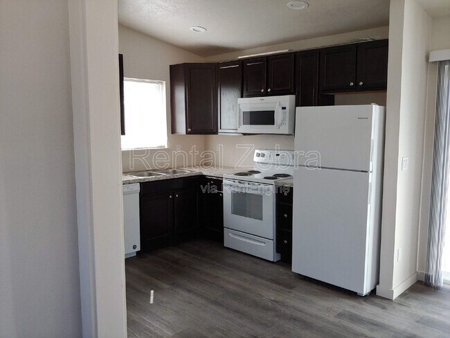 Building Photo - 374 SE Garner St