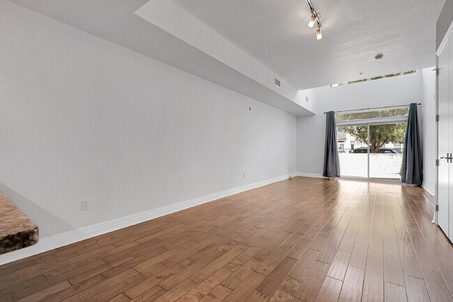 Building Photo - $2,395.00, Spacious Loft, 1.5 bath in Jeff...