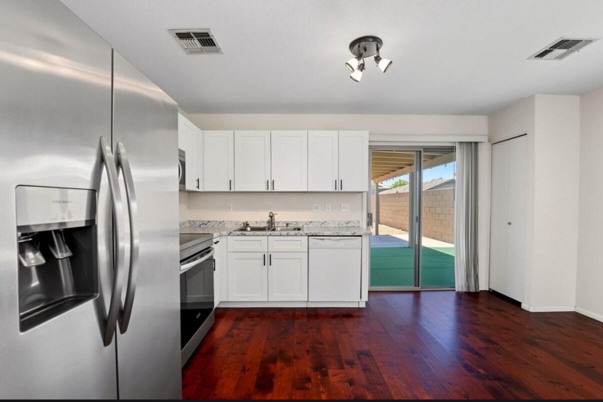 Building Photo - 42551 W Hillman Dr