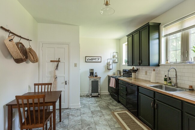 Building Photo - 13 Safe Harbor Village