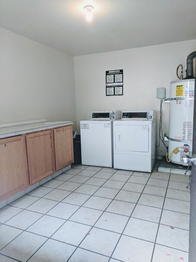 Building Photo - Charming 3 bed / 1 bath Apartment by Downtown