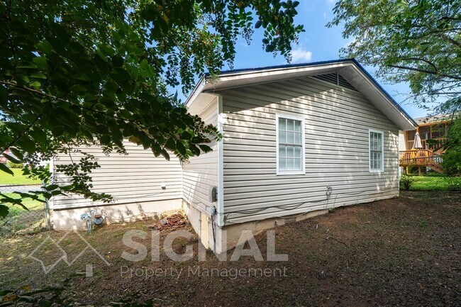 Building Photo - 1827 Huntington Dr