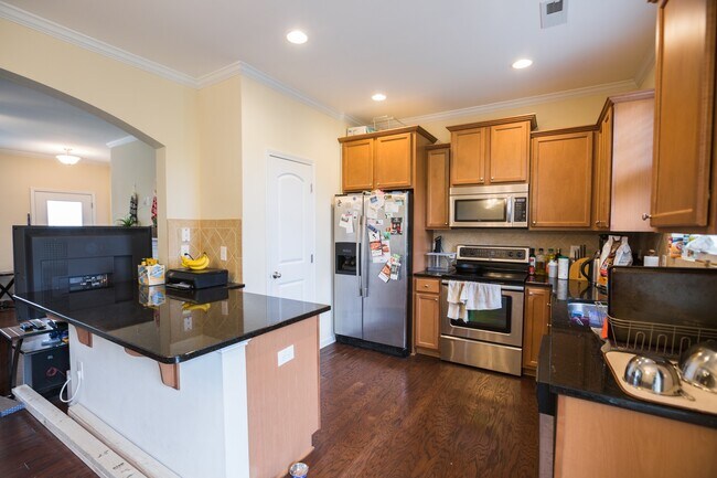 Building Photo - 3 bedroom townhome just minutes from Duke!! Located in the popular Thompson Ridge Community!