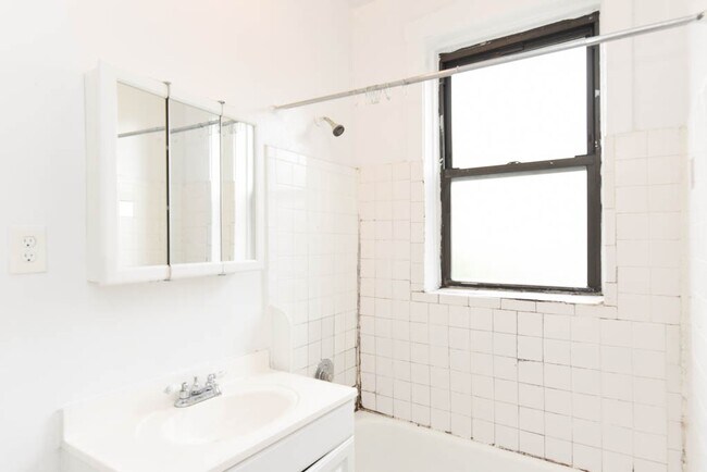 Building Photo - 834 W Waveland Ave