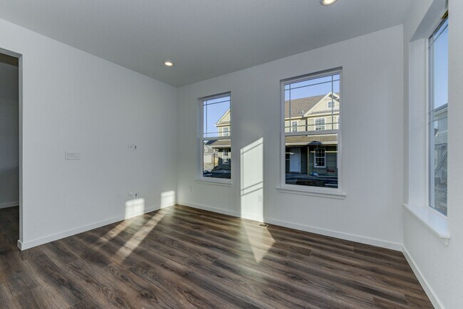 Building Photo - Beautiful 4 bed, 3 bath Townhome with 2 car garage ready for move in!