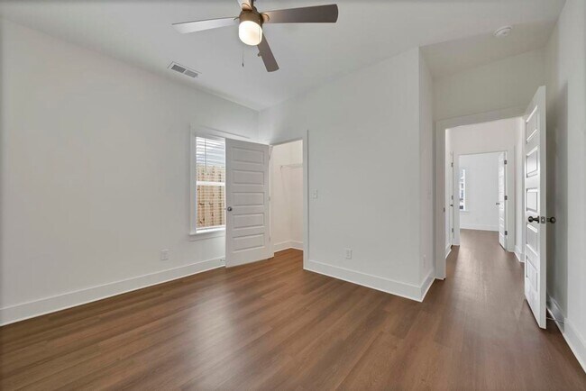 Building Photo - One Level Home with Garage and Fenced Back...