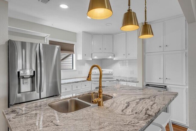 Building Photo - 604 Port