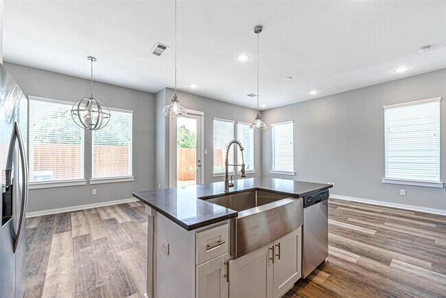 Building Photo - 6725 Parker Oaks Ln