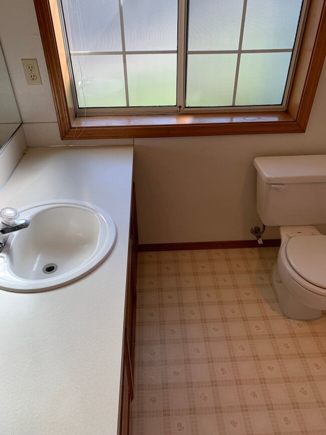 Building Photo - Large 2 Bedroom Hucrest Home! 1 Year Lease Required