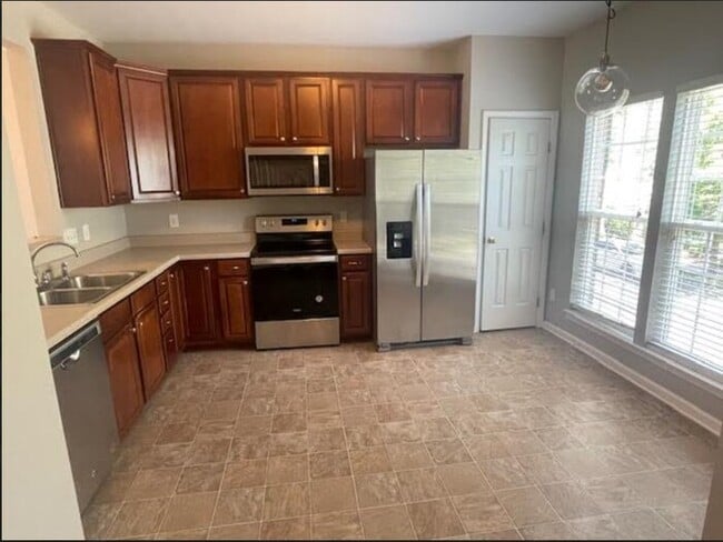 Building Photo - MOVE IN SPECIAL! $200 OFF FIRST MONTHS REN...