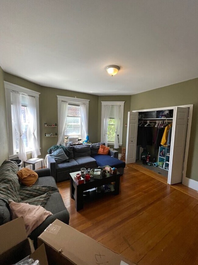 Building Photo - Don't miss out on this 3 bed 1 bath