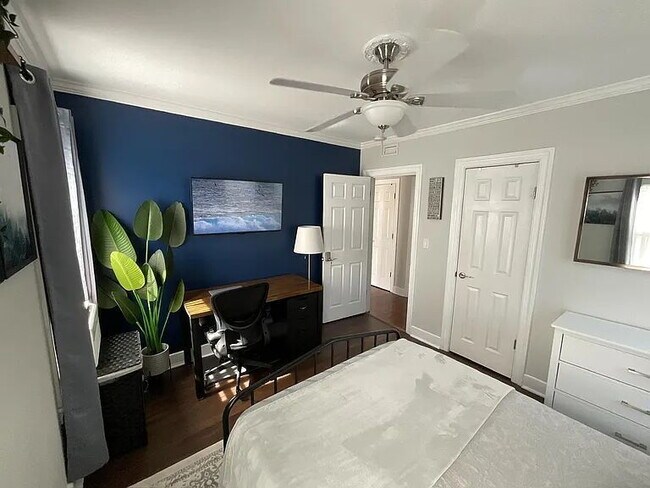 Building Photo - Fully Furnished Downtown St. Pete Craftsman | Walk to Hospitals & Waterfront