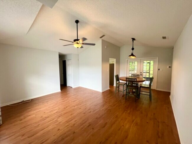 Building Photo - Beautiful 3 Bedroom, 2 Bath Home in Sanfor...